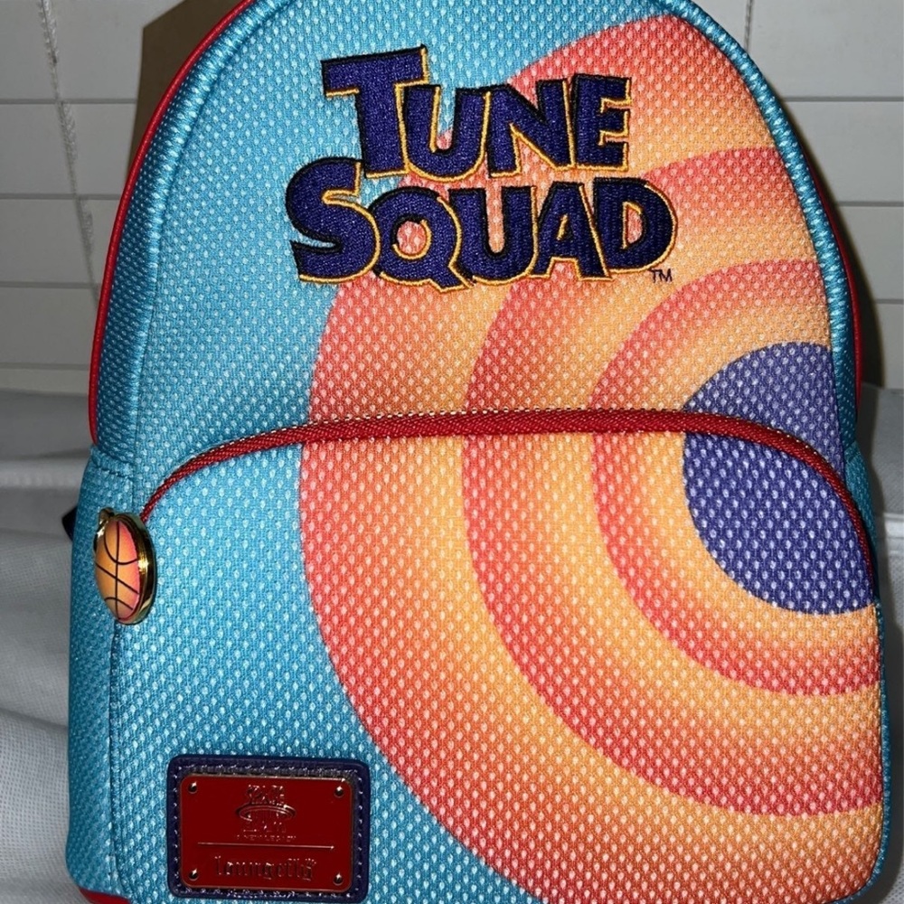 Tune squad lounge fly